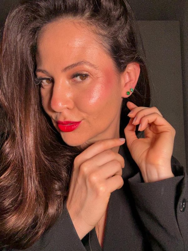 Duo de brincos ponto de luz esmeralda dourado