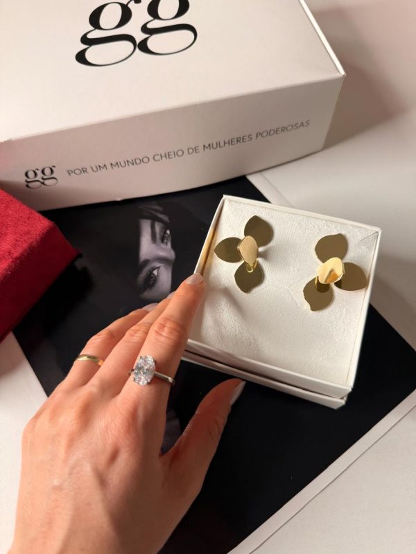 15399758210-whatsapp-image-2025-12-12-at-22-03-13-1.jpeg Brincos Flor de Verão