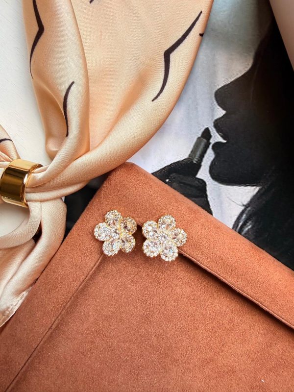 15617758262-whatsapp-image-2026-10-01-at-07-10-58.jpeg Brincos Flor de Cristal
